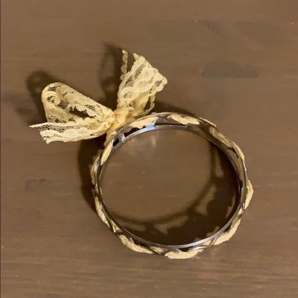 Boho Cream Lace Silver Tone Bangle Bracelet - Picture 3 of 4